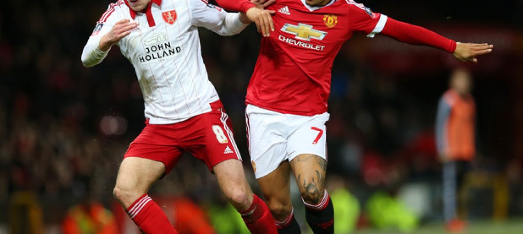 8. Мемфис Депай – от ПСВ Айндховен в Манчестър Юнайтед, 25 млн. паунда
„Червените дяволи“ спечелиха наддаването за Депай в конкуренция с ПСЖ, Арсенал и Ливърпул през 2015-а и му дадоха фланелката с №7. Той обаче така и не успя да се установи на „Олд Трафорд“ и бе продаден на Лион през 2017-а, където намери формата си от ПСВ и се превърна в един от лидерите на „хлапетата“.