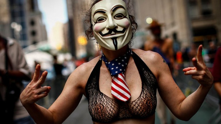 Разбира се, на улиците излизат всякакви жени на всякакви възрасти и с различни тела и форми, като вероятността да попаднете на снимки то събитието с дами като от корици на списания не е много висока.