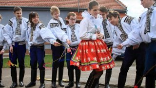 Бой с пръчка... за здраве
В Чехия, Унгария и Словакия се среща доста необичайна традиция. При нея на втория ден на Великден – понеделник, мъже и момчета налагат с пръчки представителките на нежния пол. За целта се използват специални пръчки, покрити с панделки. 
Идеята не е жените и момичетата да бъдат наранени, а да бъдат дарени със здраве, красота и плодородие жените през следващата година. Да те бият за здраве – подход, който се среща и в България около кукерските празненства...