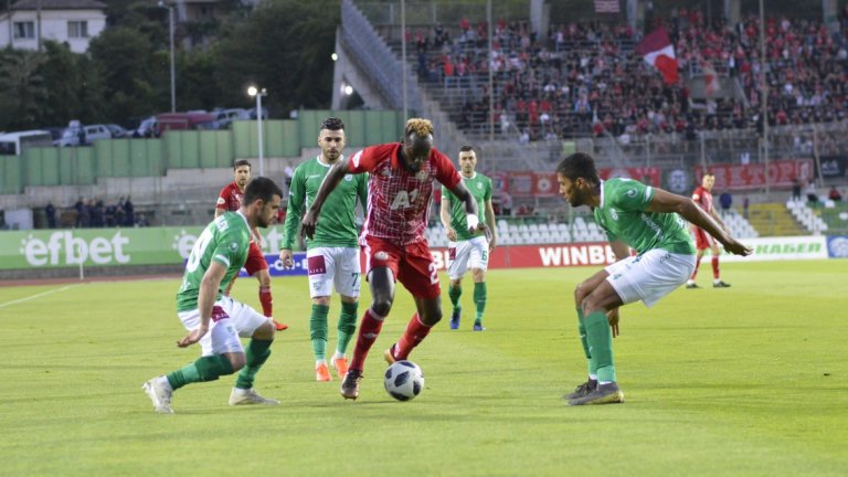 ЦСКА преодоля трудно Берое и продължава да се надява на първо място два кръга преди края