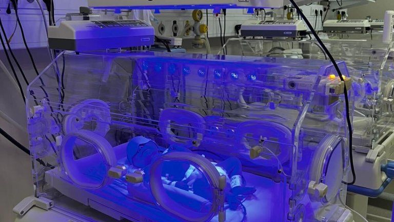 „Малки стъпки на големи герои“ осигури жизненоважни консумативи за недоносените бебета