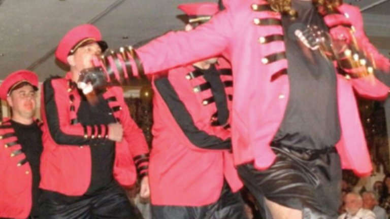 Сам Алърдайс знае не само как да прави машинации, но и как да се забавлява.