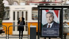Кой е медийният манипулатор, помагащ на унгарския премиер по пътя към нови избори