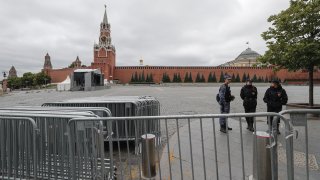 Руската столица обяви режим на антитерористична операция, докато наемниците се бият с армейски сили край Воронеж