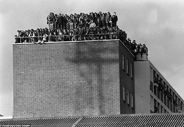 Билети? За какво са ни, като живеем в блока до стадиона?! Хората от квартала на Уест Хем често гледаха мачове от покривите наоколо до реконструкцията на стадион "Ъптън Парк" в края на 90-те години.