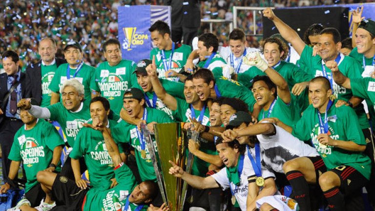 Хавиер Ернандес прибра още три трофея през сезона след като той и съотборниците му от Мексико триумфираха на турнира "Златната купа на КОНКАКАФ"