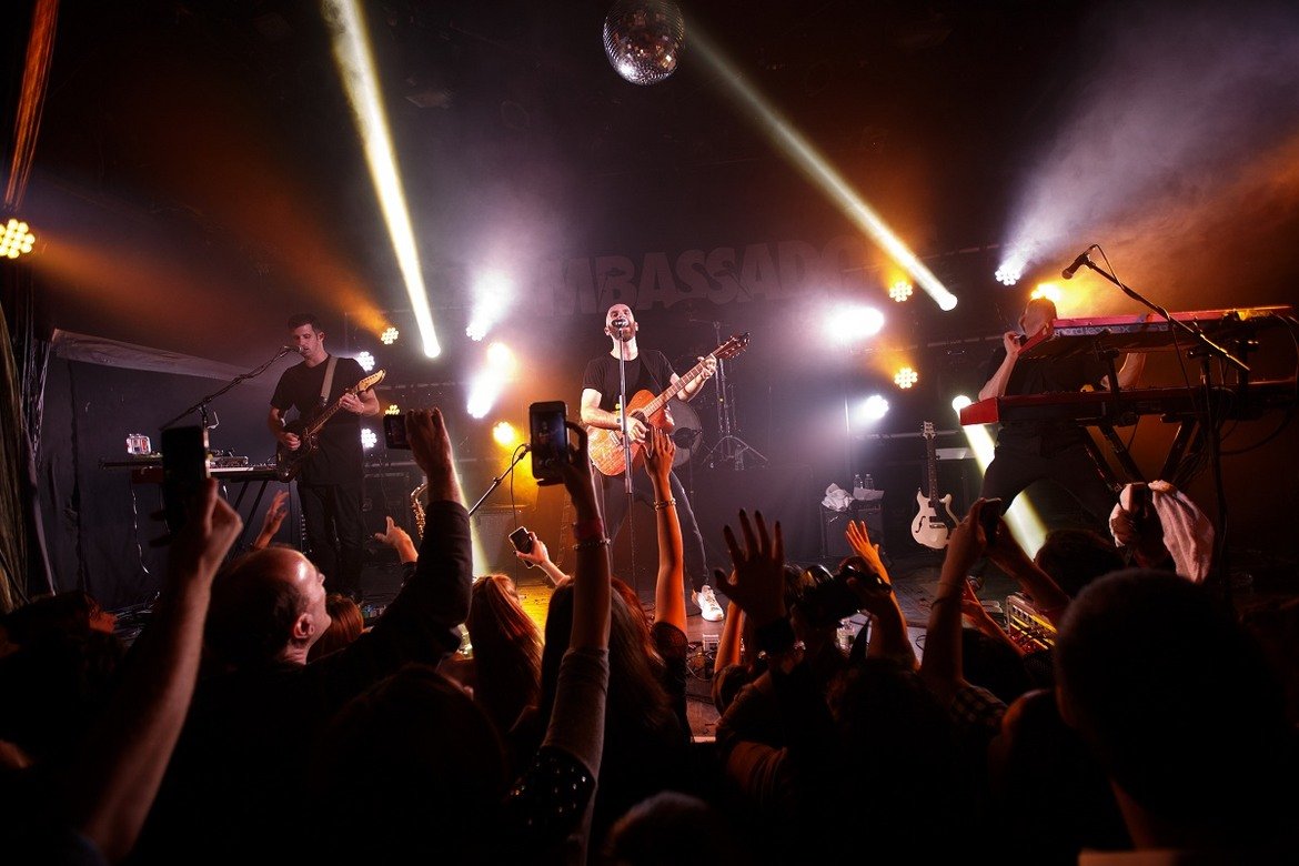 3. X Ambassadors

Американската рок банда е пример за това как в рока невинаги е налице агресивната конкуренция и вражди, които тормозят изпълнителите в други жанрове. X Ambassadors са забелязани от фронтмена на Imagine Dragons, който им урежда и договор с Interscope. За свои вдъхновения членовете на бандата посочват Incubus и RHCP. Дебютният им албум се появи през 2015-а, но сякаш популярността им започна да расте през 2017-а. Тогава започнаха и по-мейнстрийм изявите им - намериха място в песен на Еминем, попаднаха и в саундтрака на филма Bright на Netflix. 

Какво да чуете: "Ahead of Myself", "Home", "Joyful", "Renegades"