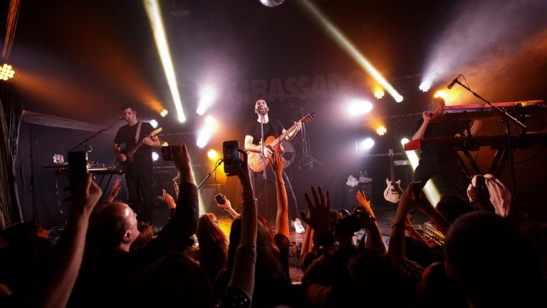 3. X Ambassadors

Американската рок банда е пример за това как в рока невинаги е налице агресивната конкуренция и вражди, които тормозят изпълнителите в други жанрове. X Ambassadors са забелязани от фронтмена на Imagine Dragons, който им урежда и договор с Interscope. За свои вдъхновения членовете на бандата посочват Incubus и RHCP. Дебютният им албум се появи през 2015-а, но сякаш популярността им започна да расте през 2017-а. Тогава започнаха и по-мейнстрийм изявите им - намериха място в песен на Еминем, попаднаха и в саундтрака на филма Bright на Netflix. 

Какво да чуете: "Ahead of Myself", "Home", "Joyful", "Renegades"