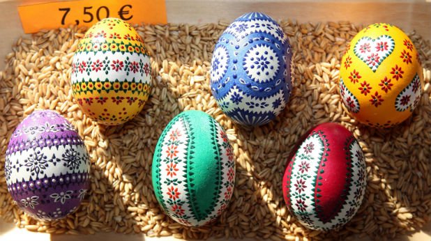 Малцинството на сорбите в Германия отдава голямо значение на великденските празници. Те вярват, че изкусно боядисаните от тях яйца имат силата да прогонват злото.