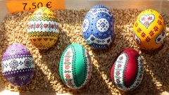 Малцинството на сорбите в Германия отдава голямо значение на великденските празници. Те вярват, че изкусно боядисаните от тях яйца имат силата да прогонват злото.