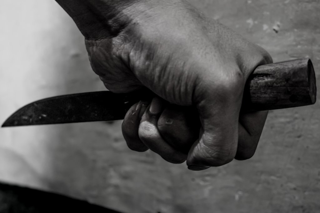 Нож в ръката, престъпление