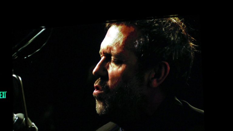 Освен като актьор, Хю Лори събира почитатели и с музикалната си кариера.