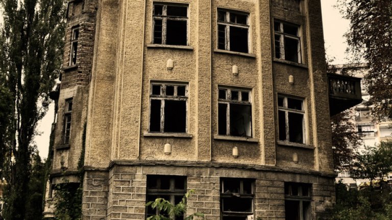 Вилата на Пенчо Семов цели 82 години е устоявала на натиска на времето. Но дали ще има сили за още?