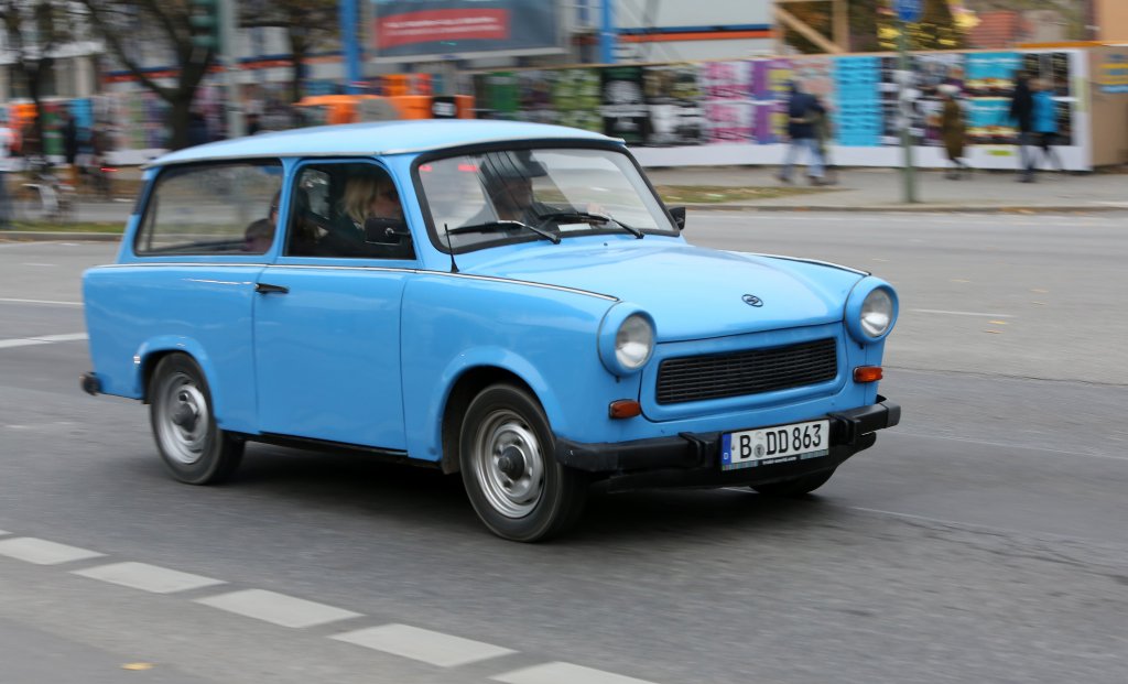 Trabant 
Trabant е направен от странна формалдехидна смола, макар че до ден-днешен мнозина вярват, че е изработен от картон. Тежи от 600 до 700 кг и има двигател, който издава странни звуци и допринася сериозно за повишаването на въглеродните емисии. Въпреки това производството му просъществува до 90-те, а някои оцелели екземпляри се движат и до днес, макар и тунинговани. Дали мястото му е при комунистическите суперколи? Разбира се!