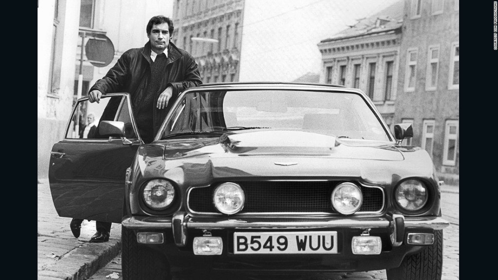 Aston Martin V8 Vantage Volante - The Living Daylights, 1987. Бонд се завръща към Aston Martin в този филм, където греят две звезди - тази на също подценения Тимъти Далтън и тази на култовото Volante