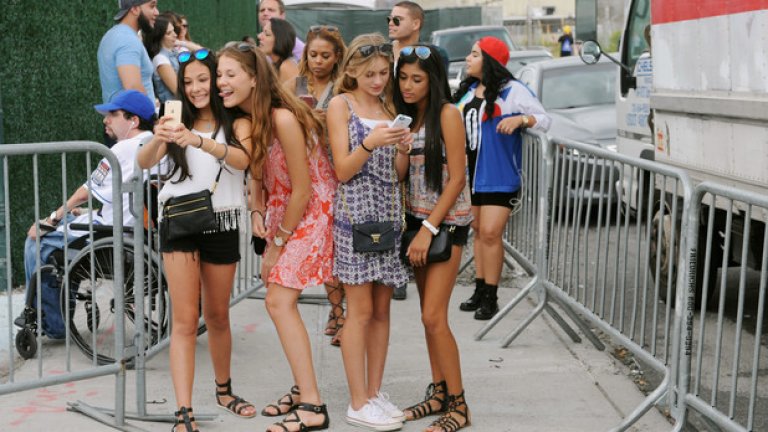 Това са родените някъде между началото на 1980-те и 2000-те години, които (особено най-младите сред тях) създават стерилна култура на политическа коректност, антиинтелектуална гордост, непоносима свръхчувствителност и ерозират постиженията на западната цивилизация.