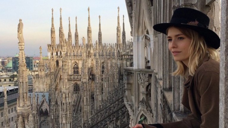 "Момент за отдих по време на лудостта, наречена модна седмица. На покрива на Duomo в Милано"