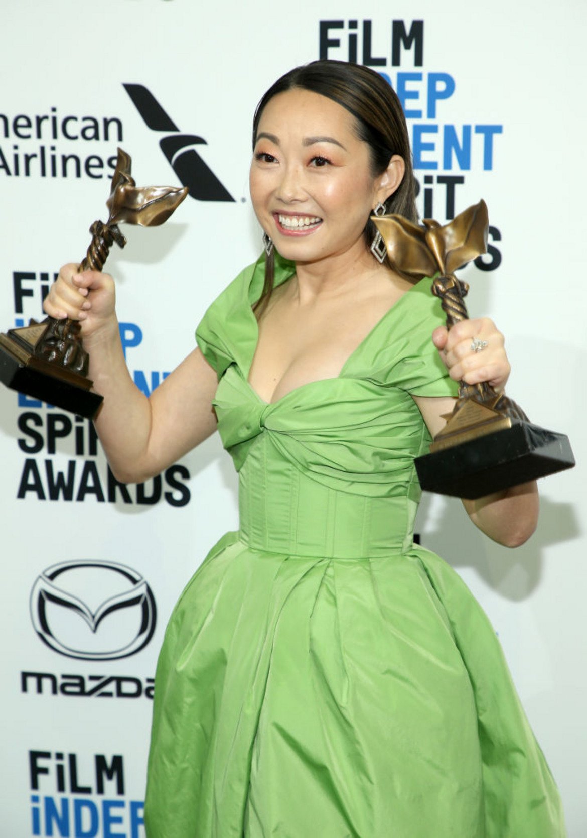 Семейната драма "Сбогуването" на китайско-американската режисьорка Лулу Ван бе обявен за най-добър филм.
