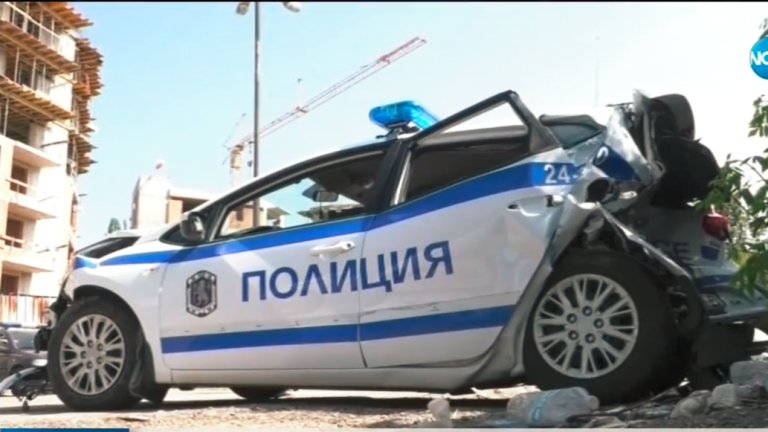 Униформените са пострадали леко, шофьорът няма забранени субстанции и алкохол в кръвта