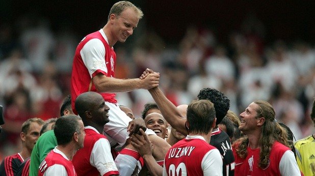 Играчите на Арсенал носят Бергкамп на ръце след последния му мач за тима