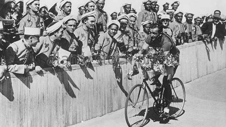 Къде ми е кормилото? 

През 1937 г. колоездачната Обиколка на Франция все още е състезание между националните отбори на страните участнички. На разгрявката преди 15-ия етап французинът Роже Лапеби шокиран установява, че някой му е разхлабил кормилото на велосипеда. Без малко да се блъсне едно дърво.  Подозренията падат върху един от механиците на състава на Белгия, който бил забелязан да се навърта около колелото на Лапеби. Заради този саботаж публиката настръхва. По време на етапа след Бордо белгийските колоездачи са замеряни от хората край шосето със шишарки, а най-патриотичните французи дори хвърлят в очите на състезателите лют пипер.
