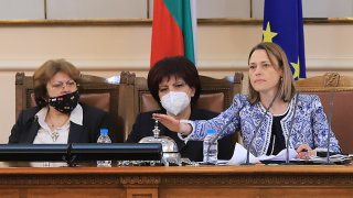 Според Ива Митева засега депутатите ще заседават в страта сграда на Народното събрание