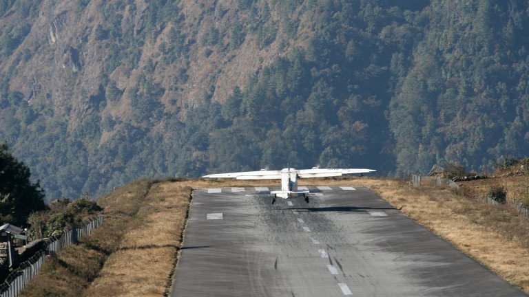 Лукла, Непал
Често е наричано най-опасното летище на света и предлага планини, вятър и къса писта. То е вратата към Еверест, в Хималаите, а пистата свършва в пропаст. За да помогне на самолетите да намалят скоростта, пистата дори е повдигната. Няма и вариант за обикаляне при отказ от кацане, за издигане и нов заход. Ако самолетът е на края на спускането към земята, трябва да кацне. Е, гледките към Хималаите поне са изумителни.