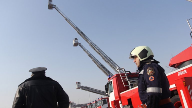 Сградата е била празна в почивния ден, няма данни за пострадали хора