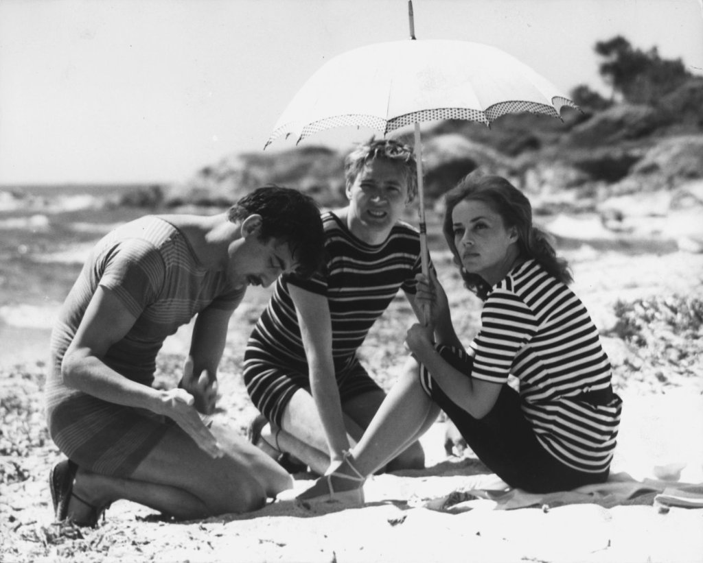 \"Жул и Джим\" (Jules and Jim, 1962)
Докато адаптира романа на Анри-Пиер Роше, режисьорът Франсоа Трюфо търси актриса, можеща достоверно да изиграе жена, която пленява сърцата на героите от заглавието за години напред. Едва ли за ролята има по-подход