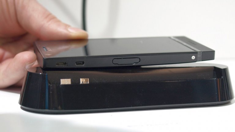 Sony Xperia™ P и SmartDock - microHDMI до microUSB.