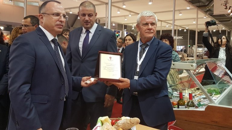 Марката представи новата си серия - "На тепсия"