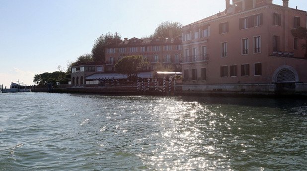 По-рано се очакваше Клуни и Аламудин да сключат брак край езерото Комо, където актьорът има имение. Но вместо това те избраха красивата гледка към Канал Гранде във Венеция. 