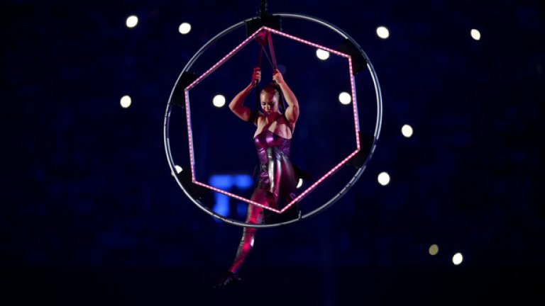 В церемонията участваха и участници от Цирк дю Солей