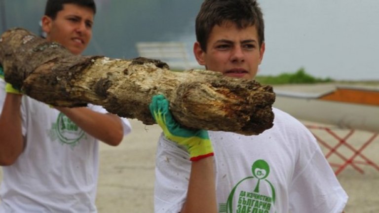 Казано по статистически кратко, на нас ни е по-важно Веселин Маринов да спре да пее, отколкото страната ни да е чиста.