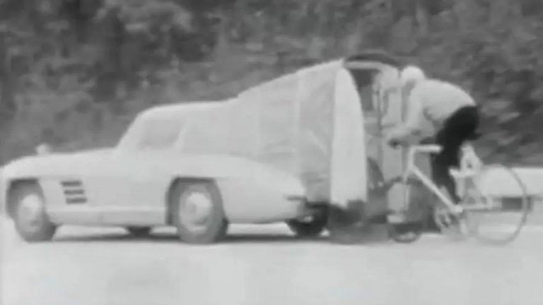 "Смъртта не ме плаши, погребете ме край пътя!": Лудият с колелото и великият му рекорд