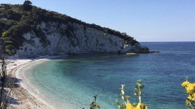 Остров ЕлбаТова е третият по големина остров в Италия, след Сицилия и Сардиния, които представляват цели области. Именно тук е бил заточен Наполеон. Сред зелени скали и средиземноморски борове, благодарение на скалистите си плажове, Елба има едно от най-чистите и небесно сини морета на Италия. Освен чисто плажни забавления на Елба ще откриете средновековните улички на Сант Иларио, които се простират над залива Марина ди кампо. Този квартал ще остане в сърцата ви. А с лифта може да стигнете до Монте Капанне, откъдето се виждат френска Корсика и другите близки острови.
