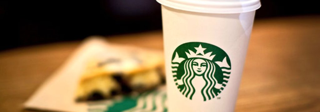 1. Starbucks – замисляли ли сте се изобщо какво изобразява логото на Starbucks? Русалка. Но не обикновена, а с две опашки. Първоначалното лого дори е било с голи гърди, базирано на норвежка гравюра от 16 век.