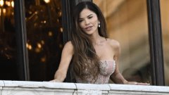 Тя избра Dolce & Gabbana, шита по поръчка