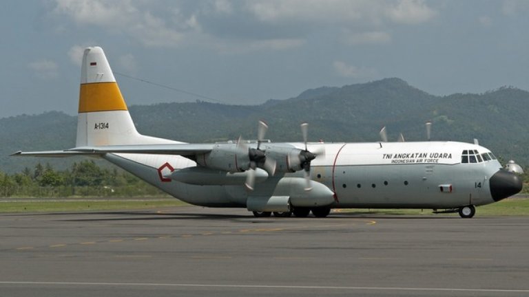 L-100 в Индонезия - 99 загинали

Този L-100-30 (цивилна версия на C-130), числящ се към ВВС на Индонезия излита на 29 май 2009 година от Джакарта.

На борда си вози 98 пътници, сред които индонезийски военни и техните семейства и 14 души екипаж.

Машината трябва да кацне на летището Геплак, остров Ява, но вместо това се врязва в жилищен квартал. От намиращите се на борда загиват 97 човека, други двама на земята също умират.

Причините за инцидента не са обявени публично.