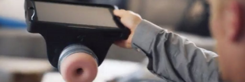 Fleshlight Launchpad 
 Мнозина вече са неразделни с мобилните си телефони и таблети. Това устройство буквално позволява на мъжете да правят секс с техния iPad. 