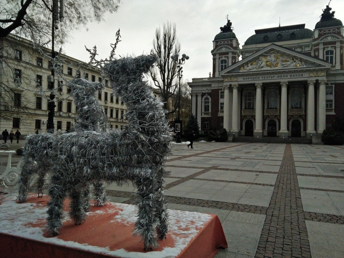 Коледната украса се намира на метри от входа на Народния театър