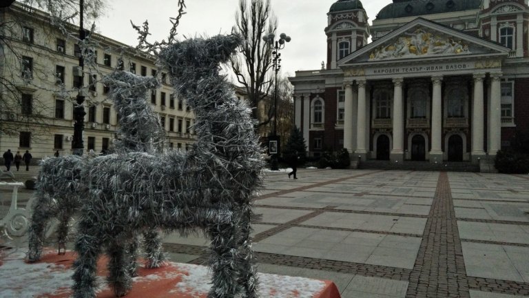 Коледната украса се намира на метри от входа на Народния театър