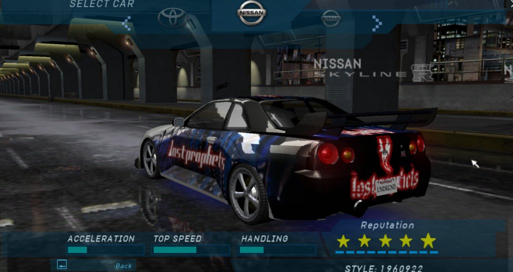 Need For Speed: Underground
Това е играта, която преобърна целия франчайз надолу с главата, променяйки изцяло досегашната концепция. Луксозните и екзотични автомобили бяха изоставени за сметка на мощните “бегачки” за незаконни състезания из улиците на измисления Olimpic City.
Всичко е вдъхновено от успеха на “Бързи и яростни” и така за първи път получихме кариерен режим със сюжетна линия и възможност за пълен тунинг на колите.