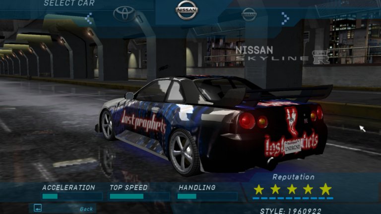 Need For Speed: Underground
Това е играта, която преобърна целия франчайз надолу с главата, променяйки изцяло досегашната концепция. Луксозните и екзотични автомобили бяха изоставени за сметка на мощните “бегачки” за незаконни състезания из улиците на измисления Olimpic City.
Всичко е вдъхновено от успеха на “Бързи и яростни” и така за първи път получихме кариерен режим със сюжетна линия и възможност за пълен тунинг на колите.