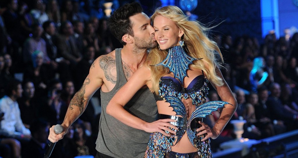 Целувката на подиума
През 2011 г. групата Maroon 5 пя на шоуто. Тогава вокалистът им Адам Лавин имаше връзка с един от моделите, които дефилираха за марката - Анна Вялицина. Когато Анна се качи на подиума, Адам изтича до нея и я целуна по бузата.