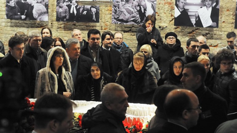 Те спокойно чакаха на опашка пред ковчега на Немцов, за да се поклонят преди тленните му останки да бъдат погребани.