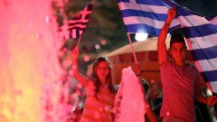 Най-масова подкрепа за вота с "НЕ" срещу Европа е дошла от редиците на младите гласоподаватели - между 18 и 34 години - което показва зараждането на цяло ново поколение OXI. Факт с непредвидими последствия за политическото бъдеще на Гърция.
