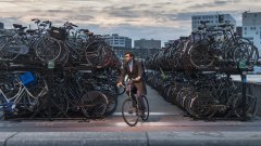 Амстердам откри гараж за над 6000 велосипеда, който изглежда като перфектна инфраструктурна инвестиция