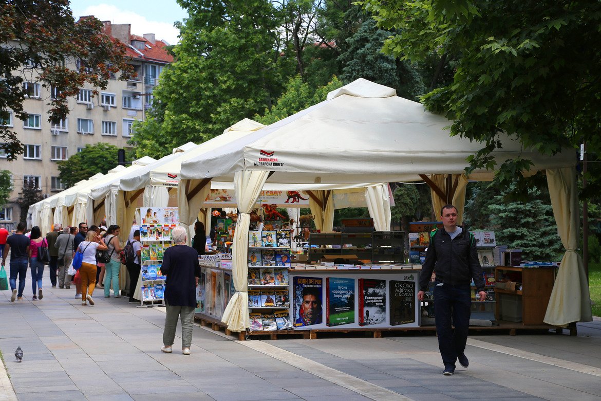 Пролетният базар на книгата - близо 100 издателства в парка на НДК