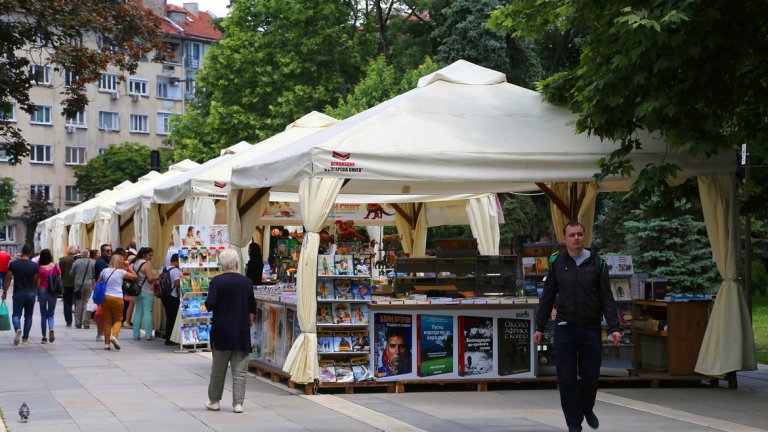 Пролетният базар на книгата - близо 100 издателства в парка на НДК
